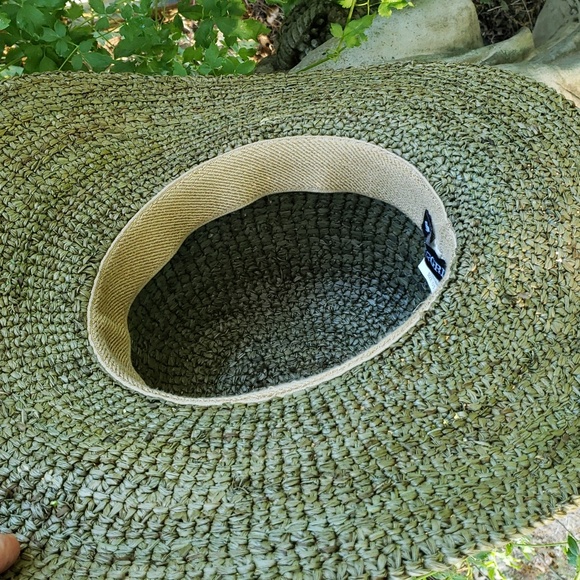 PETER GRIMM wide brim straw bucket Brimmed HAT with tassels. - Picture 8 of 12